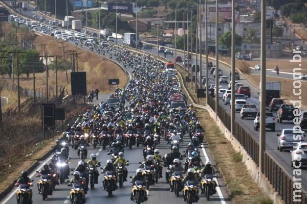 Bolsonaro participa de motociata durante a tarde em Goiânia