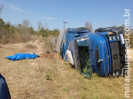 Caminhão tomba e homem morre após ter cabeça esmagada por tonéis de óleo