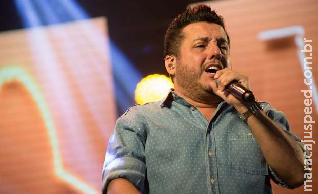 Cantor Bruno é acusado de machismo após filmar mulher pilotando helicóptero