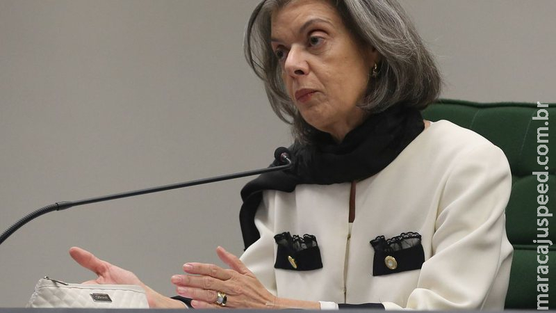Cármen Lúcia envia à PGR notícia-crime contra Bolsonaro por live sobre urna Cármen Lúcia envia à PGR notícia-crime contra Bolsonaro por live sobre urna