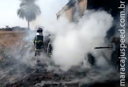 Carreta pega fogo em pane elétrica minutos após manutenção nos freios 