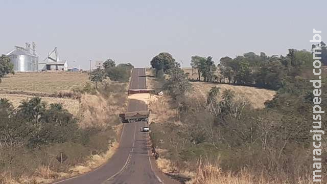 Carreta tomba, mata motorista e interdita anel viário em Caarapó Carreta tomba, mata motorista e interdita anel viário em Caarapó