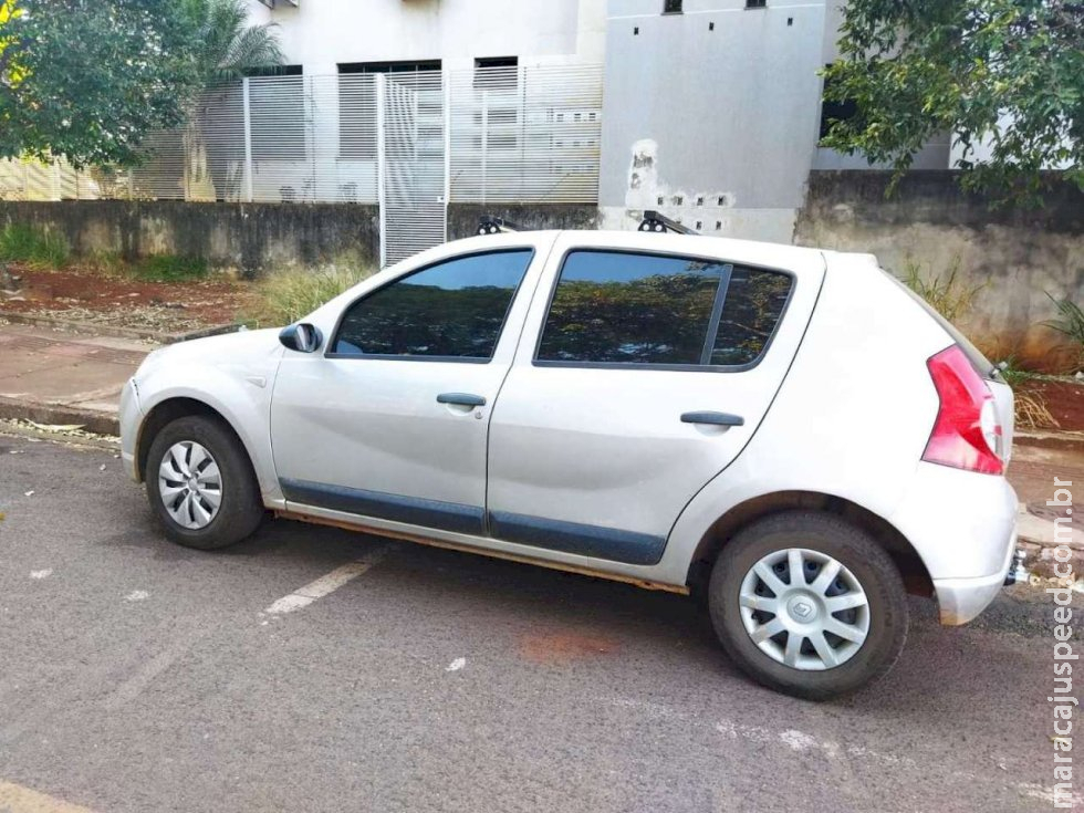 Carro é recuperado após vítima de assalto ser mantida em cárcere 