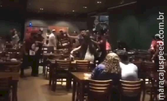 Clientes brigam por ciúmes e protagonizam quebra-quebra em restaurante 