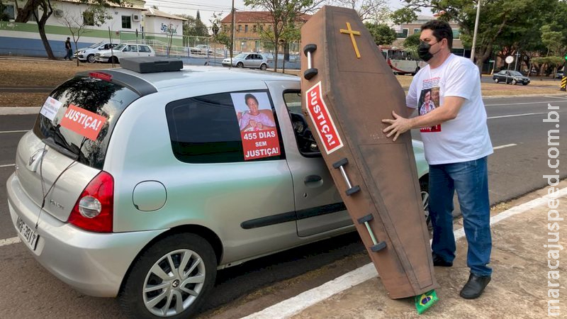 Com caixão em carro, filho protesta morte da mãe por negligência médica 