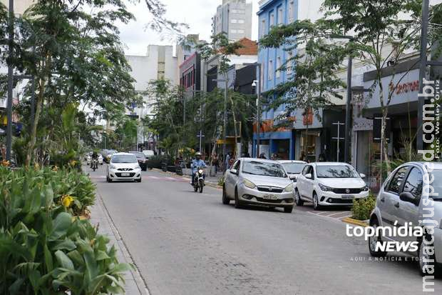 Com desemprego recorde no país, ambulantes se arriscam em vendas no Centro de Campo Grande