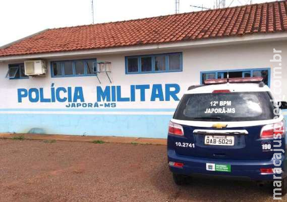 Com pedaço de madeira, homem agride esposa e amante após flagrá-los juntos