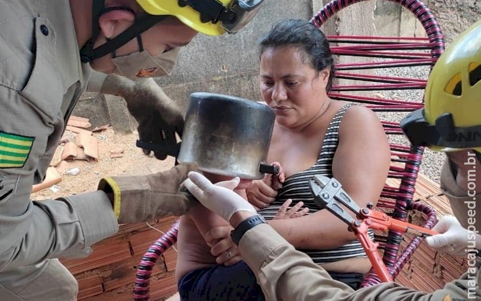 Criança mobiliza Bombeiros após enfiar a cabeça em panela de pressão Criança mobiliza Bombeiros após enfiar a cabeça em panela de pressão