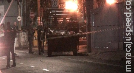 Criminosos assaltam bancos e fazem reféns em Araçatuba (SP) Criminosos assaltam bancos e fazem reféns em Araçatuba (SP)