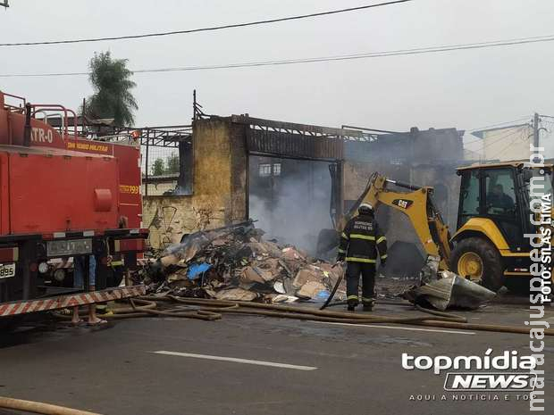 Depósito de reciclagem amanhece em chamas na Ernesto Geisel Depósito de reciclagem amanhece em chamas na Ernesto Geisel