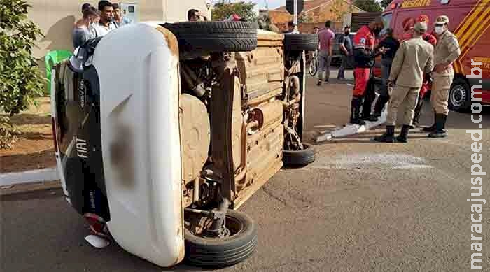 Duas crianças são socorridas após carro tombar durante acidente na capital