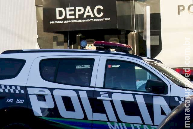 Dupla armada invade casa, tranca mulher no banheiro e espanca homem 