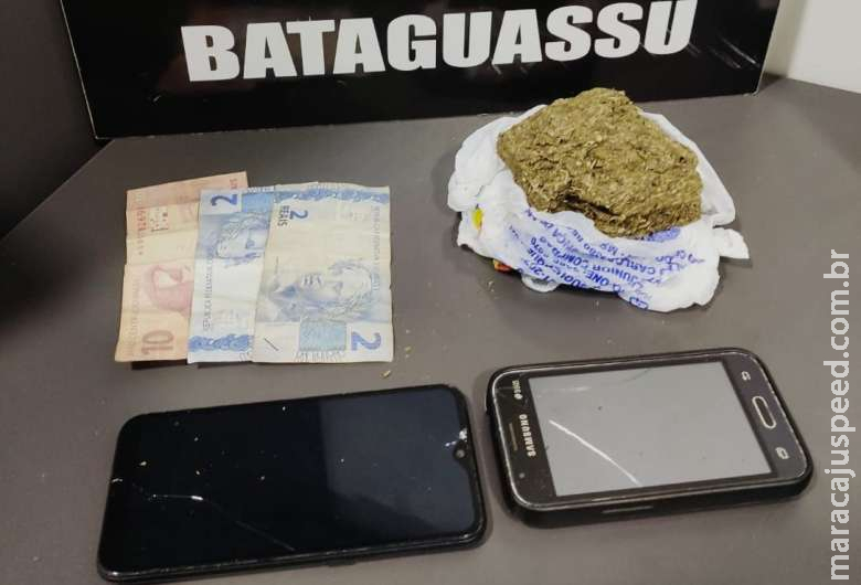 Dupla é presa em frente a delegacia por suspeita de envolvimento com o tráfico de drogas