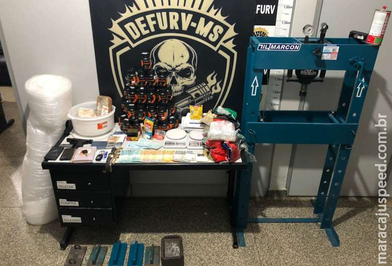 Durante investigação sobre furto de veículo, casal é preso por tráfico de drogas