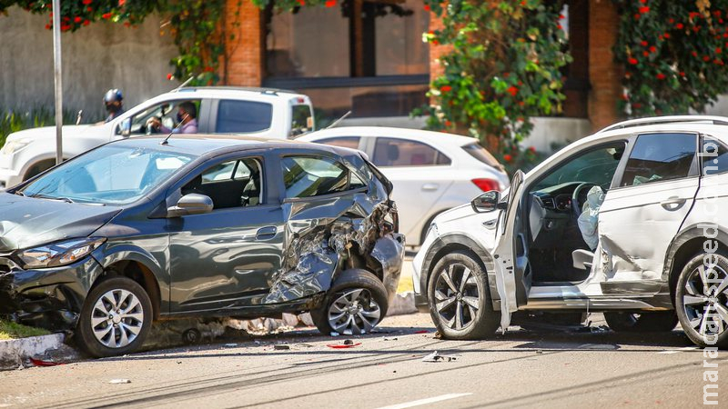 Em alta velocidade, motorista bate em quatro carros na Afonso Pena