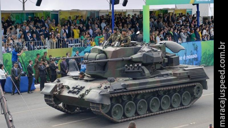 Em dia da discussão do voto impresso, Bolsonaro receberá desfile de tanques na Esplanada Em dia da discussão do voto impresso, Bolsonaro receberá desfile de tanques na Esplanada