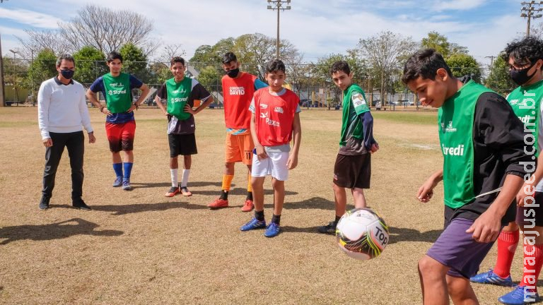 Escola Pública de Futebol é inaugurada no Rouxinóis