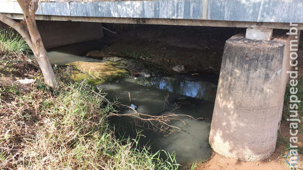 Esgoto clandestino invade águas do rio Taquari, em Coxim