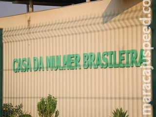 Festa surpresa termina com casal preso e mulher saltando de viatura 