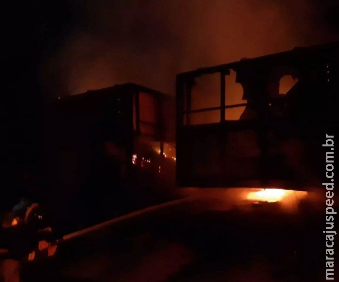 Fogo destrói carreta carregada com 38 toneladas de milho