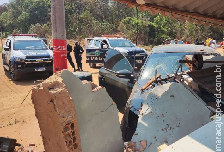 Foragido tenta escapar da polícia e bate carro contra comércio