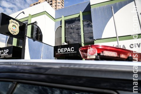 Funcionário de farmácia persegue bandido que é encontrado escondido em cima de árvore