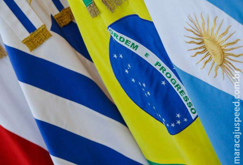 Guedes fala em modernizar Mercosul e sugere reduzir tarifa do bloco Guedes fala em modernizar Mercosul e sugere reduzir tarifa do bloco