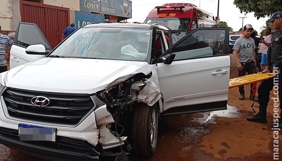 Homem desmaia ao volante e colide veículo em pilares de proteção de farmácia Homem desmaia ao volante e colide veículo em pilares de proteção de farmácia