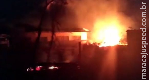 Homem é agredido e amarrado após bater em mulher e atear fogo na vegetação que chegou até em escola
