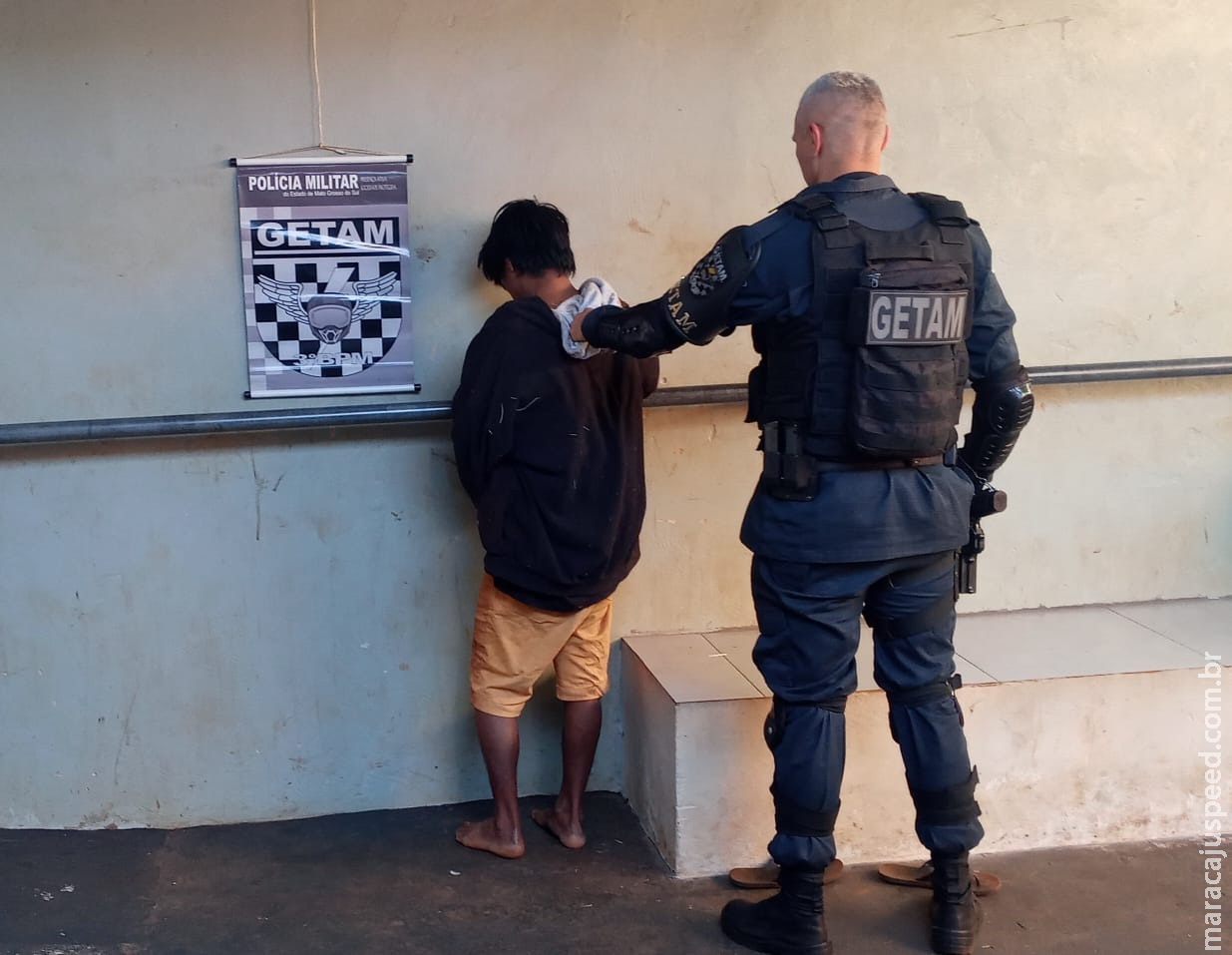 Homem é detido acusado de esfaquear pessoas na rua