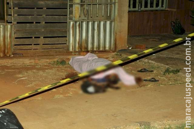 Homem é encontrado morto em calçada com tiro na cabeça