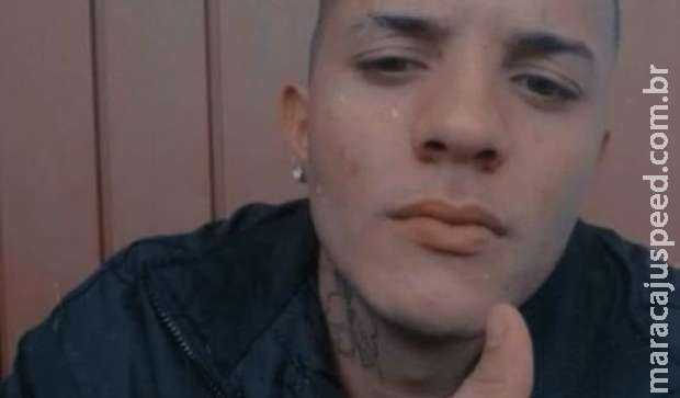 Homem é esfaqueado até a morte e polícia procura suspeito Homem é esfaqueado até a morte e polícia procura suspeito