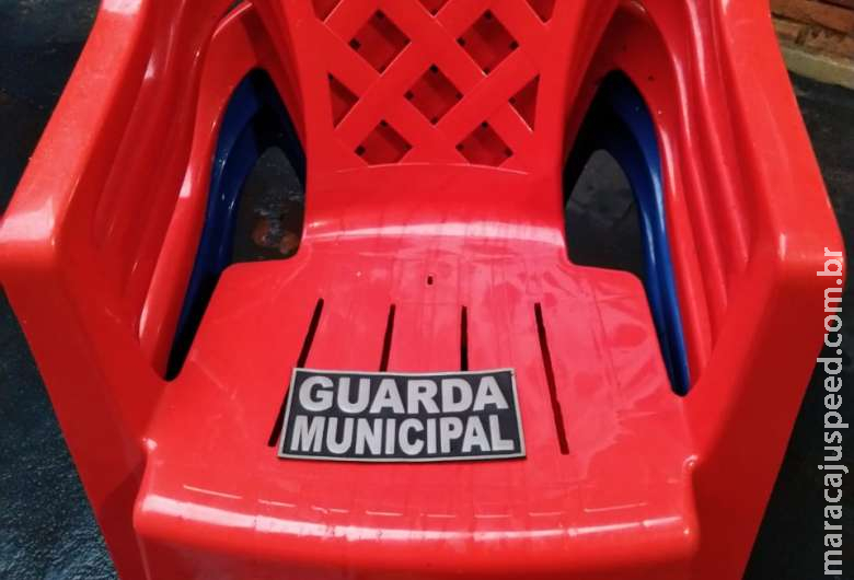 Homem foge de abordagem e abandona cadeiras furtadas 