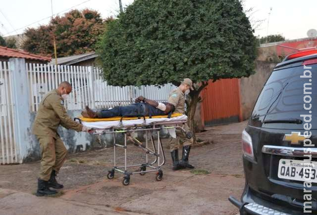 Homem invade casa, ameaça policial com espeto e acaba baleado