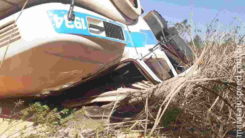 Homem morre após capotar carreta de soja em Caarapó