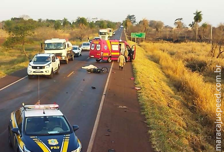 Homem morre dilacerado em acidente entre moto e carreta