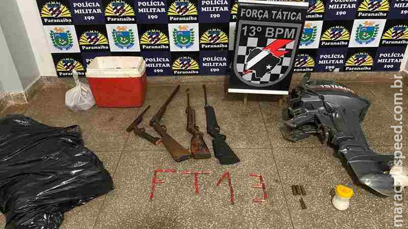 Homens são presos após serem flagrados sujos, com partes de boi e quatro espingardas