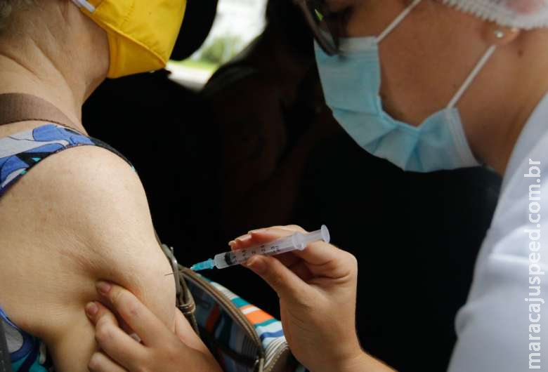 Idade impacta na efetividade da vacina contra covid-19, diz estudo