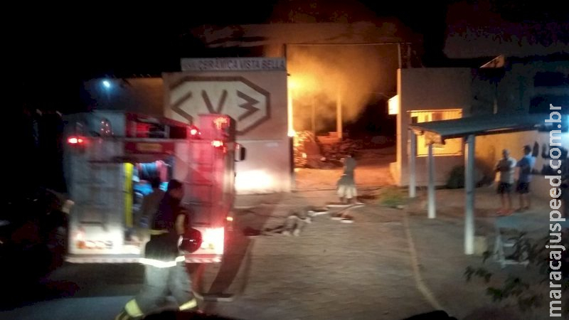 Incêndio atinge madeiras e materiais em empresa de cerâmica em Corumbá Incêndio atinge madeiras e materiais em empresa de cerâmica em Corumbá