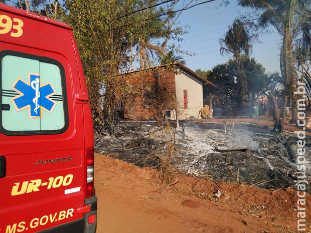 Incêndio começa em matagal e atinge casa no Noroeste