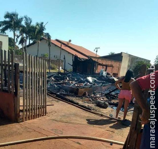 Incêndio consome residência em poucos minutos em cidade do MS Incêndio consome residência em poucos minutos em cidade do MS
