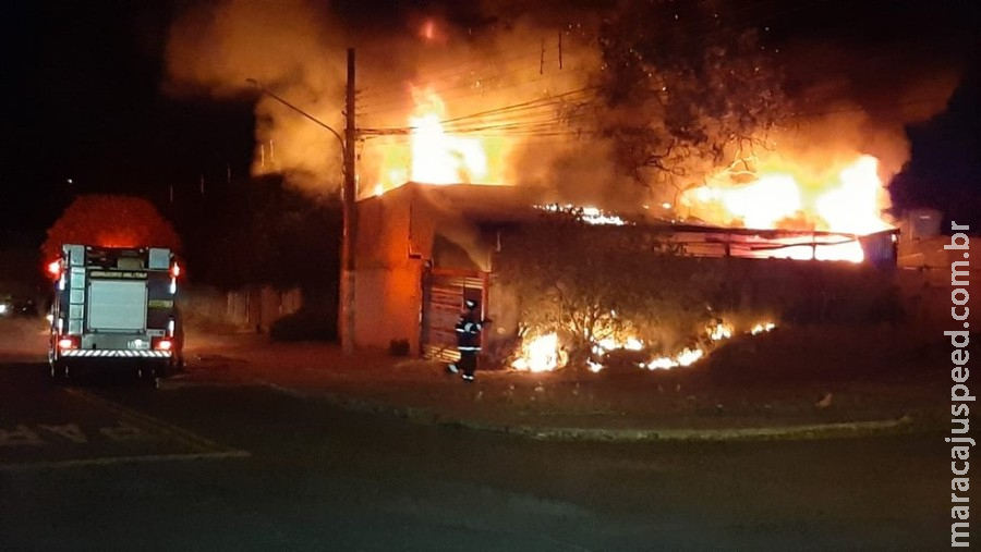 Incêndio destrói funilaria com carros de clientes em MS