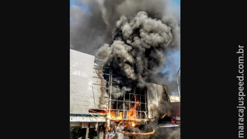  Incêndio destrói loja no calçadão de Campo Grande RJ