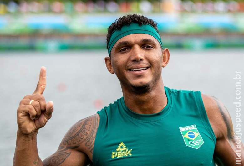 Isaquias Queiroz é ouro na canoagem de velocidade Isaquias Queiroz é ouro na canoagem de velocidade