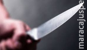 Jovem morre ao levar facada da mulher no coração durante discussão Jovem morre ao levar facada da mulher no coração durante discussão
