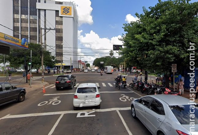 Ladrão assalta no semáforo da Treze com Afonso Pena e foge com moto