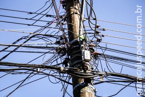 Ladrão de fio que deixou 6 quarteirões sem luz mordeu mão de PM para não ser preso