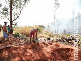 Lixão no Noroeste pega fogo outra vez e moradores correm para salvar barracos - CREDITO: CAMPO GRANDE NEWS Lixão no Noroeste pega fogo outra vez e moradores correm para salvar barracos - CREDITO: CAMPO GRANDE NEWS