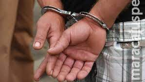 Mãe ouve gritos da filha de 4 anos e acorda com irmão pelado ao lado da cama