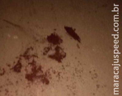 Mãe se ajoelha ao lado de rapaz esfaqueado que morre em hospital na fronteira